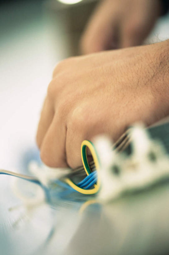 西方人,手,一个人,工厂,站,竖图,室内,特写,白天,正面,机器,欧洲,欧洲人,双手,仅一个男性,仅一个人,朦胧,模糊,拿,拿着,仅一个年轻男性,站着,手部,男人,男性,年轻男性,白种人,站立,半身,彩图,工地,制造厂