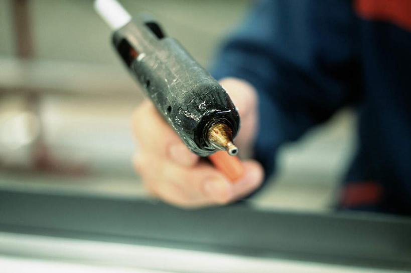 西方人,手,一个人,机修工,站,横图,俯视,室内,特写,白天,欧洲,欧洲人,仅一个男性,仅一个人,朦胧,模糊,工具,拿,拿着,工人,仅一个年轻男性,站着,手部,单手,硅胶枪,挤胶枪,压胶枪,玻璃胶枪,打胶枪,胶枪,施胶枪,手动胶枪,涂胶枪,注胶枪,男人,男性,年轻男性,白种人,机械师,机修工人,站立,半身,彩图,高角度拍摄