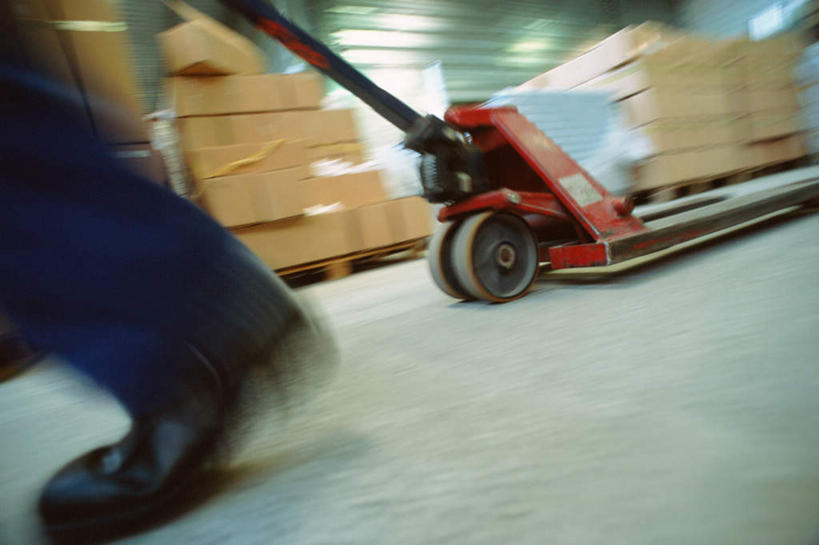 西方人,一个人,机修工,工厂,站,横图,室内,白天,正面,欧洲,欧洲人,仅一个男性,仅一个人,一堆,许多,堆叠,堆积,朦胧,模糊,纸箱,拿,拿着,工人,仅一个年轻男性,箱子,站着,堆,出差,叉车,包装箱,男人,男性,年轻男性,白种人,机械师,机修工人,站立,半身,彩图,旅行,工地,制造厂