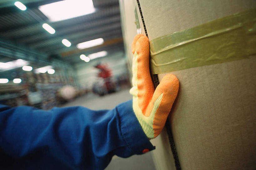 西方人,手,一个人,机修工,工厂,站,举,横图,室内,特写,白天,正面,欧洲,欧洲人,仅一个男性,仅一个人,朦胧,模糊,纸箱,工人,仅一个年轻男性,箱子,托,站着,手部,出差,单手,包装箱,男人,男性,年轻男性,白种人,机械师,机修工人,举起,举手,举着,向上举,向上伸,向上托,站立,半身,彩图,旅行,工地,制造厂