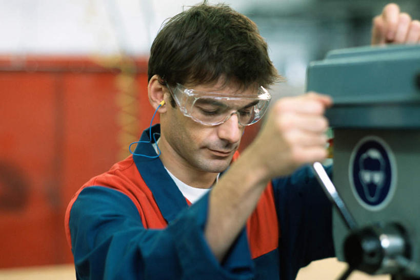 西方人,一个人,机修工,站,横图,室内,白天,正面,机器,欧洲,欧洲人,仅一个男性,仅一个人,眼镜,拿,拿着,工人,仅一个年轻男性,站着,护目镜,男人,男性,年轻男性,白种人,机械师,机修工人,站立,半身,彩图