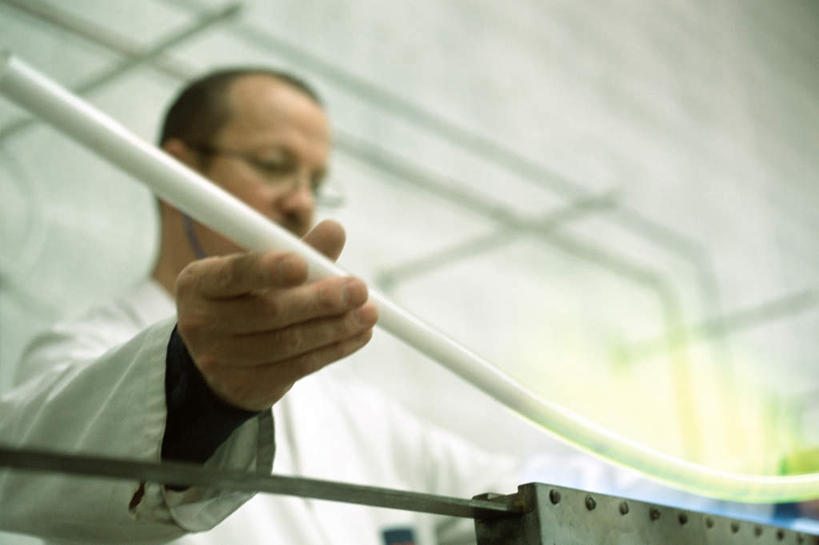 西方人,一个人,机修工,站,横图,室内,白天,正面,欧洲,欧洲人,仅一个男性,仅一个人,朦胧,模糊,管子,眼镜,拿,拿着,工人,仅一个年轻男性,站着,近视眼镜,男人,男性,年轻男性,白种人,机械师,机修工人,站立,半身,彩图