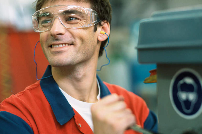 西方人,一个人,机修工,站,横图,室内,白天,正面,欧洲,欧洲人,仅一个男性,仅一个人,朦胧,模糊,工具,眼镜,拿,拿着,工人,仅一个年轻男性,站着,近视眼镜,男人,男性,年轻男性,白种人,机械师,机修工人,站立,半身,彩图