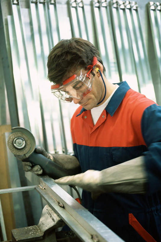 西方人,一个人,机修工,站,竖图,室内,白天,正面,欧洲,欧洲人,仅一个男性,仅一个人,朦胧,模糊,工具,眼镜,拿,拿着,工人,仅一个年轻男性,低头,站着,近视眼镜,男人,男性,年轻男性,白种人,机械师,机修工人,站立,半身,彩图