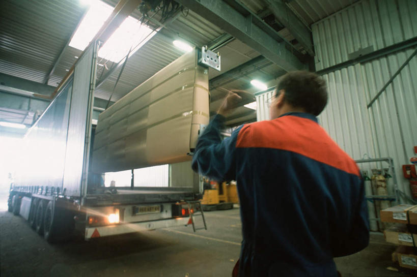 西方人,一个人,机修工,站,横图,室内,白天,正面,欧洲,欧洲人,仅一个男性,仅一个人,一堆,堆叠,堆积,纸箱,工人,仅一个年轻男性,箱子,站着,堆,出差,包装箱,男人,男性,年轻男性,白种人,机械师,机修工人,站立,半身,彩图,旅行