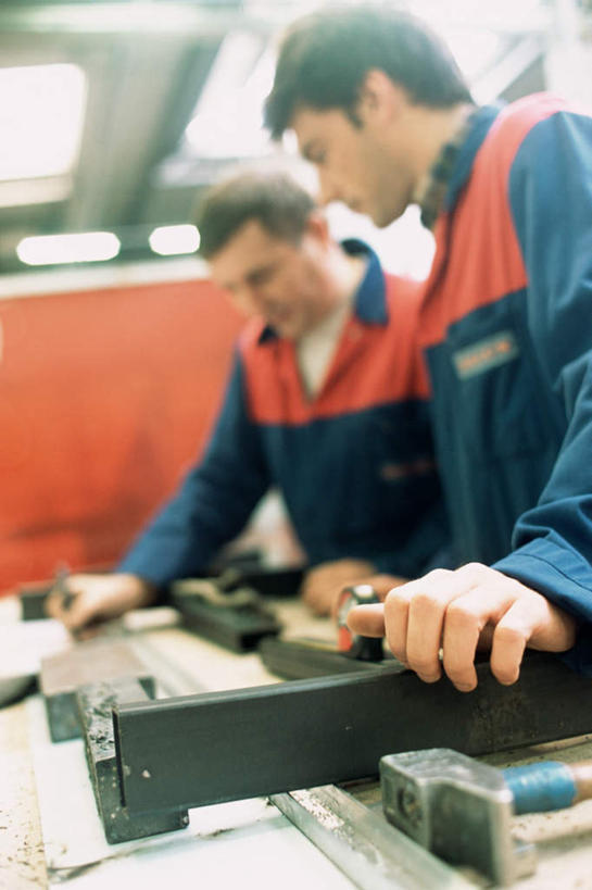 西方人,两个人,机修工,站,横图,室内,白天,侧面,欧洲,欧洲人,朦胧,模糊,图纸,设计图,拿,拿着,工人,站着,工程图,草图,蓝图,男人,男性,中年男性,白种人,机械师,机修工人,设计,站立,半身,彩图