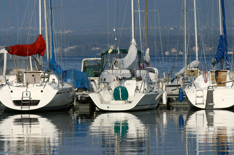 无人,码头,横图,室外,白天,正面,旅游,度假,海浪,海洋,美景,港口,轮船,船,一排,许多,阴影,整齐,光线,影子,景观,浪花,娱乐,排列,红色,蓝色,绿色,白色,阳光,自然,海水,享受,休闲,帆,景色,放松,队列,停泊,自然风光,海景,大海,风浪,海,海水的波动,近岸浪,涌浪,彩图,摆渡口,埠头,渡口,渡头,港湾,海港,货运码头,口岸,商港