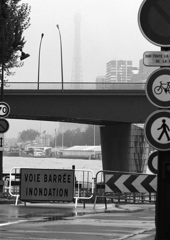 无人,竖图,黑白,室外,白天,正面,旅游,度假,河流,美景,水,植物,大桥,道路,立交桥,路,路灯,桥梁,指示牌,公路,英文,标志,路标,文字,河水,景观,水流,高架,斜拉桥,桥,灯光,分界线,停车线,交通,娱乐,标识,灯,树,树木,绿色,天空,自然,天,享受,休闲,景色,放松,生长,成长,英文字母,车行道,车行道分界线,照明设备,自然风光,标线,车行线,马路