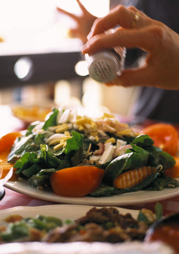 东方人,手,一个人,竖图,俯视,室内,白天,烹饪,西餐,餐桌,窗户,桌子,菠菜,蔬菜,西红柿,餐具,水果,亚洲,仅一个年轻女性,仅一个女性,仅一个人,一堆,许多,倒,切开,阴影,堆叠,堆积,朦胧,模糊,碟子,盘,影子,调料,蔬菜沙拉,沙拉,料理,食品,调味品,调味料,黄种人,色拉,调味瓶,沙律,菜肴,美食,玻璃窗,食物,盘子,碟,切,手部,西式,佳肴,有机食品,绿色食品,餐台,色拉酱,堆,千岛酱,剖面,切面,年轻女性,女人,女性,亚洲人,鹦鹉菜,鼠根菜,角菜,红嘴绿鹦哥,番茄,赤根菜,菠薐菜,波斯草,撒,半身,彩图,高角度拍摄