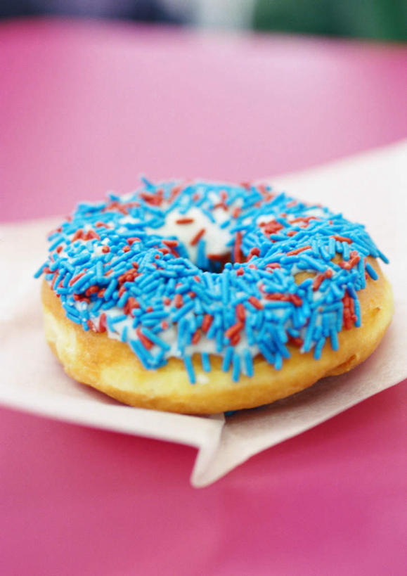 点心,面包,无人,竖图,俯视,室内,白天,西餐,餐桌,桌子,朦胧,模糊,装饰,料理,食品,甜点,甜品,美食,食物,糕点,一个,红色,蓝色,甜食,甜甜圈,西式,单个,餐台,彩图,高角度拍摄