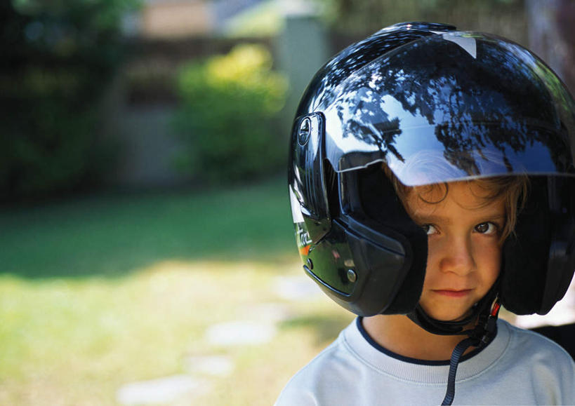 西方人,儿童,一个人,家,站,横图,室外,白天,正面,T恤衫,纯洁,草地,草坪,植物,帽子,欧洲,欧洲人,仅一个男性,仅一个人,阴影,光线,头盔,影子,房屋,屋子,T恤,注视,楼房,住宅,草,树,树木,小孩,绿色,阳光,自然,安全帽,看,站着,仅一个小孩,可爱,童年,童趣,生长,成长,关注,童真,烂漫,无邪,天真,男孩,男人,男性,白种人,孩子,站立,半身,彩图,房子,男生