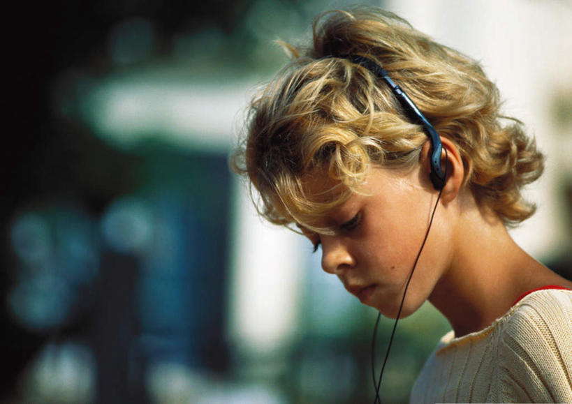 西方人,儿童,一个人,家,站,横图,室外,白天,侧面,快乐,满意,幸福,纯洁,植物,欧洲,欧洲人,仅一个男性,仅一个人,朦胧,模糊,房屋,屋子,音响,音乐,注视,娱乐,楼房,住宅,树,树木,小孩,绿色,自然,耳机,低头,看,站着,仅一个小孩,享受,休闲,放松,可爱,童年,童趣,生长,成长,舒适,享乐,童真,烂漫,无邪,天真,男孩,男人,男性,白种人,孩子,站立,半身,彩图,房子,男生