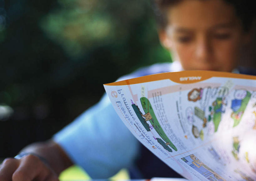 西方人,儿童,一个人,坐,横图,室外,白天,正面,阅读,纯洁,树林,植物,桌子,书籍,欧洲,欧洲人,仅一个男性,仅一个人,握,学习,阴影,朦胧,模糊,光线,影子,拿,拿着,书桌,树,树木,小孩,绿色,阳光,自然,课桌,看,仅一个小孩,可爱,童年,童趣,握着,生长,成长,童真,烂漫,无邪,天真,男孩,男人,男性,白种人,孩子,书,图书,坐着,半身,彩图,男生