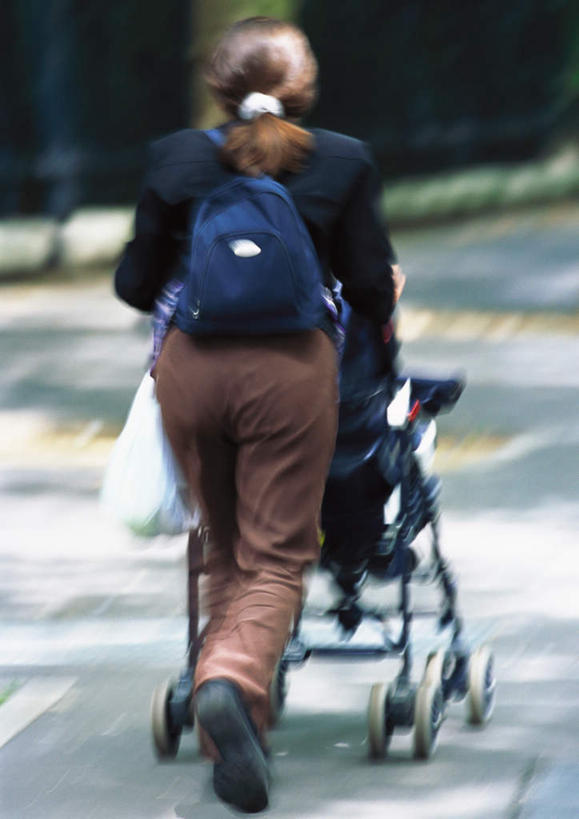 西方人,婴儿,儿童,两个人,走,推,竖图,室外,白天,购物,纯洁,消费,植物,道路,路,公路,袋子,欧洲,欧洲人,阴影,朦胧,模糊,光线,包,包装袋,手提袋,书包,推车,影子,购物袋,交通,婴儿车,树,树木,小孩,背面,绿色,阳光,自然,背包,可爱,金融,活泼,生长,成长,购买,宝宝,贸易,纯真,烂漫,无邪,伶俐,天真,女人,女性,中年女性,白种人,孩子,马路,步行,散步,走路,彩图,全身,双肩包