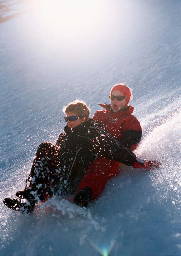 西方人,两个人,伙伴,朋友,坐,伸展双臂,竖图,室外,白天,正面,友谊,雪,雪山,大雪,欧洲,欧洲人,阴影,光线,滑雪,墨镜,眼镜,影子,积雪,雪景,冬天,阳光,太阳镜,太阳眼镜,遮阳镜,羽绒服,友情,男人,男性,年轻男性,白种人,敞开双臂,伸开双臂,展开双肩,张开手臂,张开双臂,坐着,彩图,全身