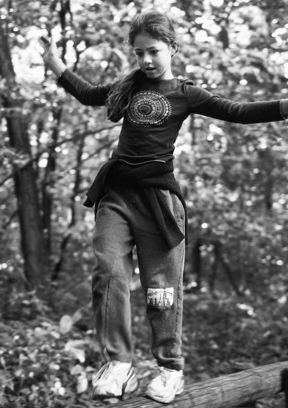 西方人,儿童,一个人,站,走,伸展双臂,竖图,黑白,室外,白天,正面,纯洁,草地,草坪,树林,植物,欧洲,欧洲人,仅一个女性,仅一个人,休闲装,草,树,树木,小孩,绿色,自然,站着,仅一个小孩,休闲,休闲服,可爱,平衡,童年,童趣,生长,成长,童真,烂漫,无邪,天真,女孩,女人,女性,白种人,孩子,步行,敞开双臂,伸开双臂,展开双肩,站立,张开手臂,张开双臂,走路,全身,女生