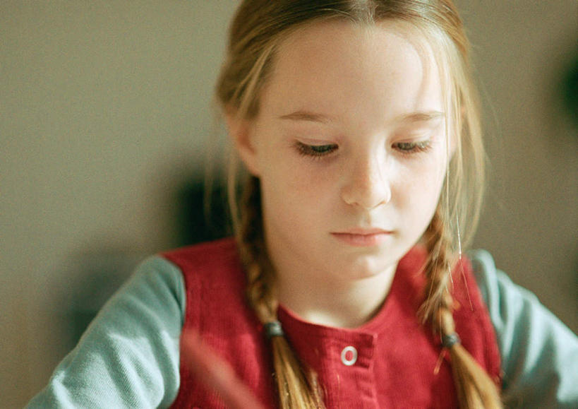 儿童,脸,头,脸颊,头发,一个人,坐,横图,室内,特写,白天,正面,纯洁,仅一个女性,仅一个人,朦胧,模糊,注视,小孩,观察,看,仅一个小孩,辫子,金色,可爱,童年,童趣,观看,察看,关注,童真,烂漫,无邪,天真,女孩,女人,女性,孩子,头部,脸部,脸蛋,面部,坐着,半身,彩图,女生