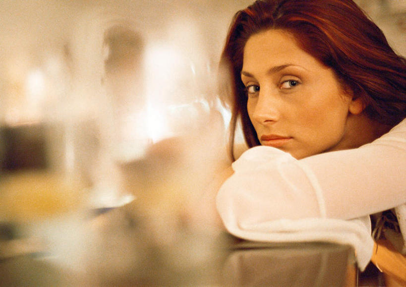 西方人,一个人,坐,横图,室内,白天,侧面,桌面,桌子,杯子,欧洲,欧洲人,仅一个年轻女性,仅一个女性,仅一个人,撑,朦胧,模糊,注视,休闲装,玻璃制品,水杯,看,趴着,休闲,休闲服,撑着,关注,年轻女性,女人,女性,白种人,玻璃杯,趴,坐着,半身,彩图