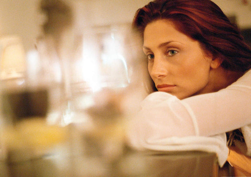 西方人,一个人,坐,横图,室内,白天,侧面,桌面,桌子,杯子,欧洲,欧洲人,仅一个年轻女性,仅一个女性,仅一个人,撑,朦胧,模糊,注视,休闲装,玻璃制品,水杯,看,趴着,休闲,休闲服,撑着,关注,年轻女性,女人,女性,白种人,玻璃杯,趴,坐着,半身,彩图