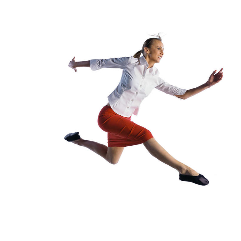 西方人,一个人,商务人士,商务女性,跑,跳,举,伸展双臂,笑,微笑,露齿笑,方图,室内,白天,白色背景,正面,衬衫,裙子,锻炼,运动,欧洲,欧洲人,仅一个年轻女性,仅一个女性,仅一个人,套装,半空,抬腿,红色,托,短裙,摄影,影棚,商务装,工薪阶层,体育,年轻女性,白种人,年轻人,白领,上班族,敞开双臂,举起,举手,举着,跑步,伸开双臂,跳跃,向上举,向上伸,向上托,展开双肩,张开手臂,张开双臂,彩图,全身,影棚拍摄,衬衣,健身,拍摄