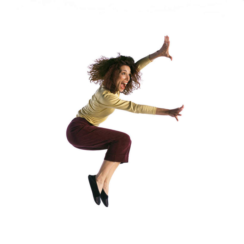 西方人,一个人,商务人士,商务女性,跳,伸展双臂,笑,微笑,露齿笑,方图,室内,白天,白色背景,侧面,衬衫,欧洲,欧洲人,仅一个年轻女性,仅一个女性,仅一个人,套装,半空,摄影,影棚,商务装,工薪阶层,年轻女性,白种人,年轻人,白领,上班族,敞开双臂,伸开双臂,跳跃,展开双肩,张开手臂,张开双臂,彩图,全身,影棚拍摄,衬衣,拍摄