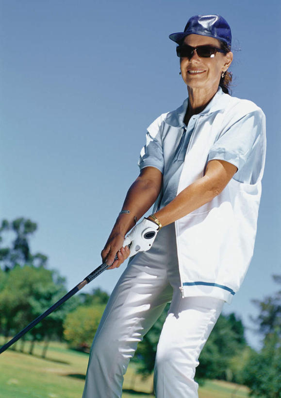 西方人,一个人,站,笑,微笑,露齿笑,竖图,室外,白天,仰视,锻炼,旅游,度假,运动,草地,草坪,树林,植物,帽子,欧洲,欧洲人,仅一个男性,仅一个人,握,阴影,光线,高尔夫,高尔夫球,墨镜,眼镜,影子,球场,拿,拿着,休闲装,娱乐,运动帽,高尔夫球场,草,树,树木,仅一个年轻男性,蓝色,绿色,蓝天,天空,阳光,自然,手套,太阳镜,太阳眼镜,天,站着,享受,休闲,休闲服,鸭舌帽,遮阳镜,放松,握着,生长,成长,高尔夫球杆,绿茵场,户外运动,高尔夫运动,高尔夫球具,男人,男性,年轻男性,白种人,站立,半身,彩图,低角度拍摄,健身