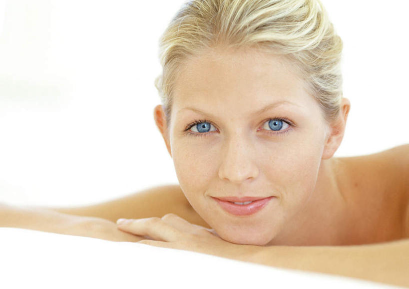 西方人,脸,头,脸颊,头发,一个人,笑,微笑,横图,室内,特写,白天,白色背景,正面,欧洲,欧洲人,仅一个年轻女性,仅一个女性,仅一个人,趴着,金色,摄影,影棚,年轻女性,女人,女性,白种人,头部,脸部,脸蛋,面部,趴,半身,彩图,影棚拍摄,拍摄