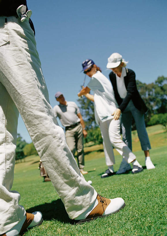 西方人,四个人,站,笑,微笑,露齿笑,竖图,室外,白天,仰视,锻炼,旅游,度假,运动,草地,草坪,树林,植物,帽子,欧洲,欧洲人,握,阴影,光线,高尔夫,高尔夫球,墨镜,眼镜,影子,球场,拿,拿着,休闲装,娱乐,运动帽,高尔夫球场,草,树,树木,蓝色,绿色,蓝天,天空,阳光,自然,手套,太阳镜,太阳眼镜,天,站着,享受,休闲,休闲服,鸭舌帽,遮阳镜,放松,握着,生长,成长,高尔夫球杆,绿茵场,户外运动,高尔夫运动,高尔夫球具,男人,男性,年轻男性,年轻女性,女人,女性,白种人,站立,半身,彩图,低角度拍摄,健身