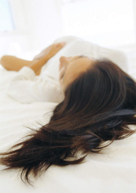 西方人,头发,一个人,躺,睡,竖图,俯视,室内,白天,白色背景,床,卧室,欧洲,欧洲人,仅一个年轻女性,仅一个女性,仅一个人,睡衣,双人床,床单,被子,黑色,摄影,影棚,被单,卧着,年轻女性,女人,女性,白种人,困,困觉,寝息,睡觉,躺着,卧,半身,彩图,高角度拍摄,影棚拍摄,拍摄,睡房,卧房