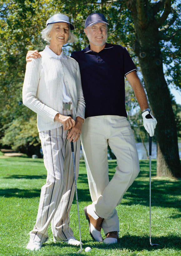 西方人,两个人,夫妻,站,笑,微笑,露齿笑,竖图,室外,白天,正面,爱情,锻炼,旅游,度假,运动,草地,草坪,树林,植物,帽子,欧洲,欧洲人,握,阴影,光线,高尔夫,高尔夫球,影子,球场,浪漫,拿,拿着,休闲装,娱乐,运动帽,高尔夫球场,草,树,树木,蓝色,绿色,蓝天,天空,阳光,自然,手套,天,站着,享受,休闲,休闲服,鸭舌帽,恩爱,放松,握着,恋人,生长,成长,高尔夫球杆,绿茵场,户外运动,高尔夫运动,高尔夫球具,老年男性,老年女性,男人,男性,女人,女性,白种人,情侣,站立,彩图,全身,健身,伴侣