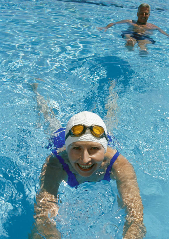 游泳,西方人,两个人,夫妻,游泳池,笑,微笑,露齿笑,竖图,俯视,室外,白天,泳装,比基尼,爱情,锻炼,运动,水,帽子,欧洲,欧洲人,阴影,泳帽,漂浮,光线,眼镜,影子,泳镜,水池,水面,浪漫,泳池,阳光,游泳眼镜,恩爱,恋人,游动,波光粼粼,游泳馆,体育,老年男性,老年女性,男人,男性,女人,女性,白种人,情侣,半身,彩图,高角度拍摄,三点式,泳衣,健身,伴侣