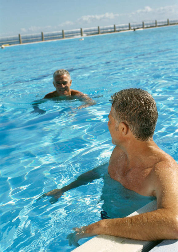 游泳,西方人,两个人,夫妻,游泳池,站,笑,微笑,露齿笑,竖图,俯视,室外,白天,爱情,锻炼,运动,水,帽子,欧洲,欧洲人,阴影,泳帽,漂浮,光线,眼镜,影子,泳镜,水池,水面,浪漫,泳池,裸露,阳光,游泳眼镜,回头,站着,转头,恩爱,恋人,游动,波光粼粼,游泳馆,裸,体育,老年男性,老年女性,男人,男性,女人,女性,白种人,情侣,站立,半身,彩图,高角度拍摄,健身,伴侣