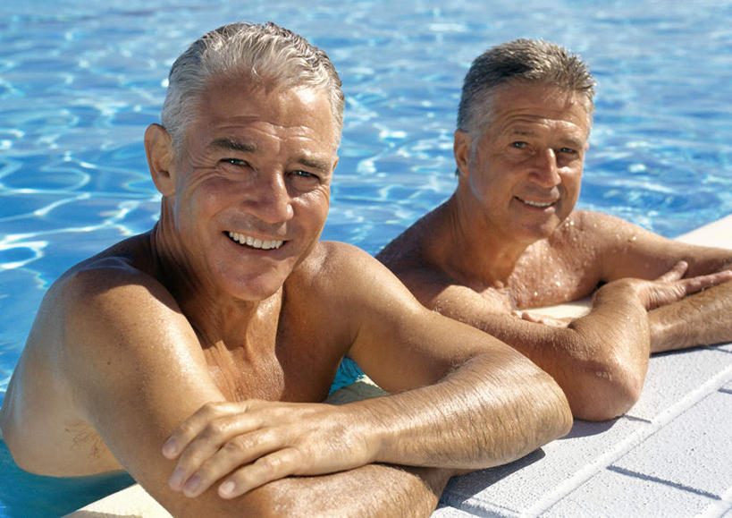 游泳,西方人,两个人,伙伴,朋友,游泳池,笑,微笑,露齿笑,横图,室外,白天,正面,锻炼,友谊,运动,水,帽子,欧洲,欧洲人,撑,阴影,泳帽,光线,眼镜,影子,泳镜,水池,水面,泳池,裸露,阳光,游泳眼镜,趴着,波光粼粼,游泳馆,撑着,裸,体育,友情,老年男性,男人,男性,白种人,趴,半身,彩图,健身