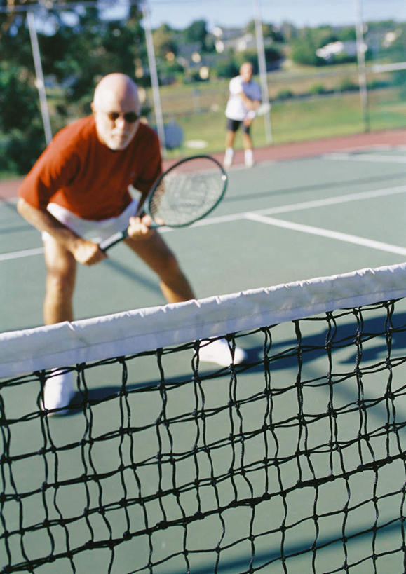 西方人,两个人,伙伴,朋友,站,笑,微笑,露齿笑,竖图,室外,白天,正面,锻炼,旅游,度假,友谊,运动,网球,草地,草坪,树林,植物,欧洲,欧洲人,弯腰,握,阴影,光线,墨镜,网球拍,眼镜,影子,球场,网球场,球网,球拍,拿,拿着,休闲装,娱乐,草,树,树木,蓝色,绿色,蓝天,天空,阳光,自然,太阳镜,太阳眼镜,天,站着,享受,休闲,休闲服,遮阳镜,放松,握着,生长,成长,户外运动,友情,老年男性,男人,男性,白种人,站立,彩图,全身,健身