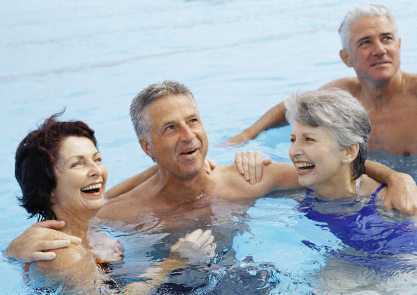 游泳,西方人,四个人,夫妻,伙伴,朋友,游泳池,抱,笑,微笑,露齿笑,横图,俯视,室外,白天,泳装,比基尼,爱情,锻炼,友谊,运动,水,帽子,欧洲,欧洲人,阴影,泳帽,漂浮,光线,眼镜,影子,泳镜,水池,水面,浪漫,泳池,阳光,游泳眼镜,恩爱,恋人,抱着,游动,波光粼粼,游泳馆,搂着,体育,友情,老年男性,老年女性,男人,男性,女人,女性,白种人,情侣,搂,半身,彩图,高角度拍摄,三点式,泳衣,健身,伴侣