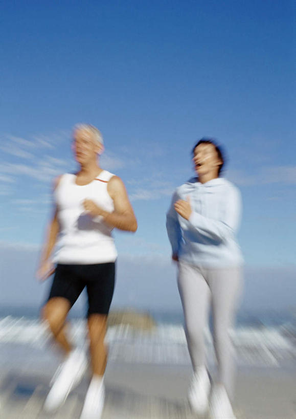 西方人,两个人,夫妻,跑,笑,微笑,露齿笑,竖图,室外,白天,正面,爱情,锻炼,旅游,度假,运动,山,欧洲,欧洲人,阴影,朦胧,模糊,光线,影子,山峰,山峦,浪漫,休闲装,娱乐,蓝色,蓝天,天空,阳光,天,享受,休闲,休闲服,恩爱,放松,恋人,户外运动,体育,老年男性,老年女性,男人,男性,女人,女性,白种人,情侣,跑步,彩图,全身,健身,伴侣