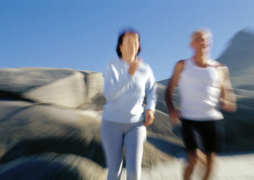 西方人,两个人,夫妻,跑,笑,微笑,露齿笑,横图,室外,白天,正面,爱情,锻炼,旅游,度假,运动,山,欧洲,欧洲人,阴影,朦胧,模糊,光线,影子,山峰,山峦,浪漫,休闲装,娱乐,蓝色,蓝天,天空,阳光,天,享受,休闲,休闲服,恩爱,放松,恋人,户外运动,体育,老年男性,老年女性,男人,男性,女人,女性,白种人,情侣,跑步,半身,彩图,健身,伴侣