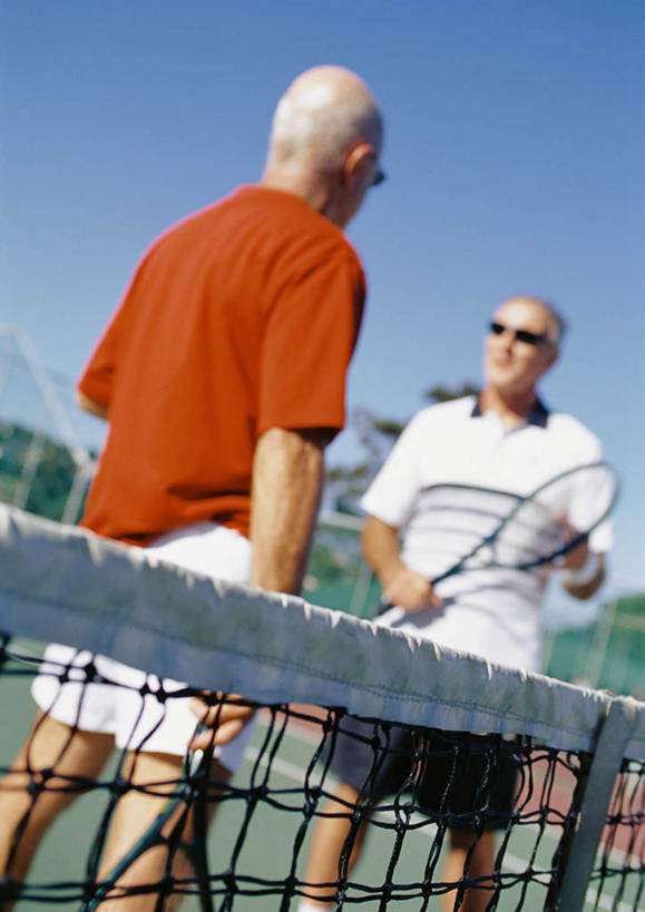 西方人,两个人,伙伴,朋友,站,笑,微笑,露齿笑,竖图,室外,白天,仰视,锻炼,旅游,度假,友谊,运动,网球,草地,草坪,树林,植物,欧洲,欧洲人,握,阴影,光线,墨镜,网球拍,眼镜,影子,球场,网球场,球网,球拍,拿,拿着,休闲装,娱乐,相视,草,树,树木,蓝色,绿色,蓝天,天空,阳光,自然,太阳镜,太阳眼镜,天,站着,享受,休闲,面对面,休闲服,遮阳镜,放松,握着,生长,成长,对视,相对,户外运动,相看,友情,老年男性,男人,男性,白种人,站立,半身,彩图,低角度拍摄,健身