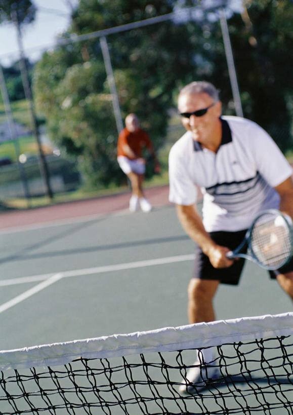 西方人,两个人,伙伴,朋友,站,笑,微笑,露齿笑,竖图,室外,白天,正面,锻炼,旅游,度假,友谊,运动,网球,草地,草坪,树林,植物,欧洲,欧洲人,弯腰,握,阴影,光线,墨镜,网球拍,眼镜,影子,球场,网球场,球网,球拍,拿,拿着,休闲装,娱乐,草,树,树木,蓝色,绿色,蓝天,天空,阳光,自然,太阳镜,太阳眼镜,天,站着,享受,休闲,休闲服,遮阳镜,放松,握着,生长,成长,户外运动,友情,老年男性,男人,男性,白种人,站立,半身,彩图,健身