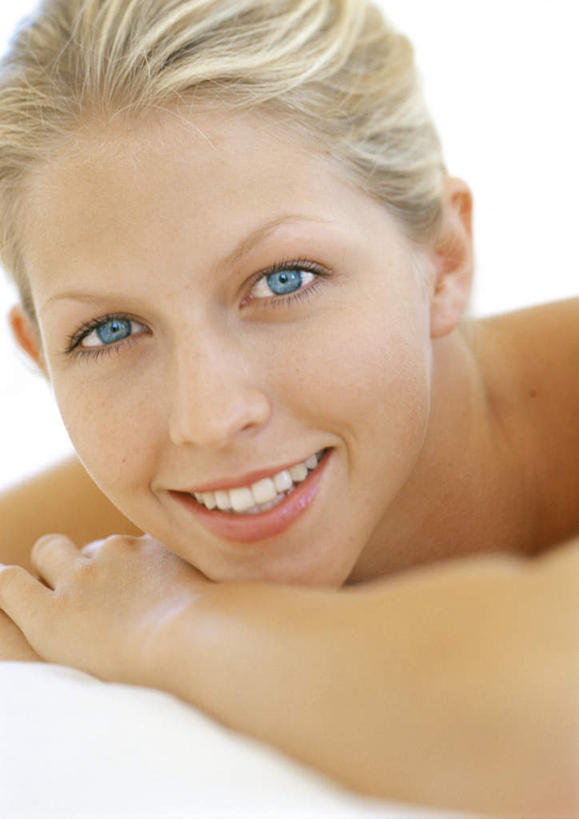 西方人,脸,头,脸颊,头发,一个人,笑,微笑,露齿笑,竖图,室内,特写,白天,白色背景,正面,欧洲,欧洲人,仅一个年轻女性,仅一个女性,仅一个人,趴着,金色,摄影,影棚,年轻女性,女人,女性,白种人,头部,脸部,脸蛋,面部,趴,半身,彩图,影棚拍摄,拍摄