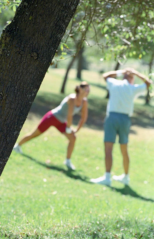 西方人,背部,两个人,伙伴,朋友,站,笑,微笑,露齿笑,竖图,室外,白天,正面,锻炼,旅游,度假,友谊,运动,草地,草坪,树林,植物,帽子,欧洲,欧洲人,阴影,光线,墨镜,眼镜,影子,休闲装,娱乐,运动帽,草,树,树木,绿色,阳光,自然,手套,太阳镜,太阳眼镜,站着,享受,休闲,休闲服,鸭舌帽,遮阳镜,放松,压腿,生长,成长,双手抱头,热身,户外运动,友情,老年男性,男人,男性,年轻女性,女人,女性,白种人,站立,彩图,全身,健身