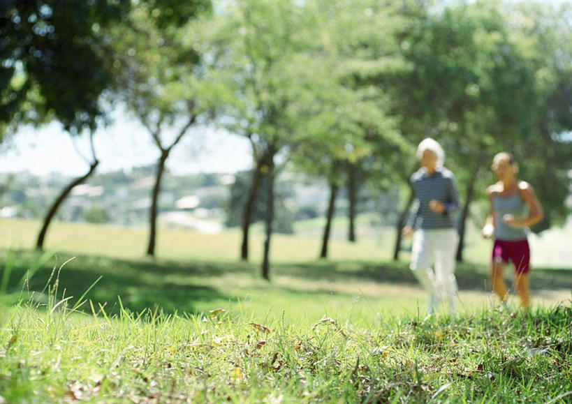 西方人,两个人,伙伴,朋友,站,跑,笑,微笑,露齿笑,横图,室外,白天,正面,锻炼,旅游,度假,友谊,运动,草地,草坪,树林,植物,帽子,欧洲,欧洲人,握,阴影,光线,墨镜,眼镜,影子,拿,拿着,休闲装,娱乐,运动帽,草,树,树木,蓝色,绿色,蓝天,天空,阳光,自然,手套,太阳镜,太阳眼镜,天,站着,享受,休闲,休闲服,鸭舌帽,遮阳镜,放松,握着,生长,成长,户外运动,体育,友情,老年男性,男人,男性,年轻女性,女人,女性,白种人,跑步,站立,彩图,全身,健身