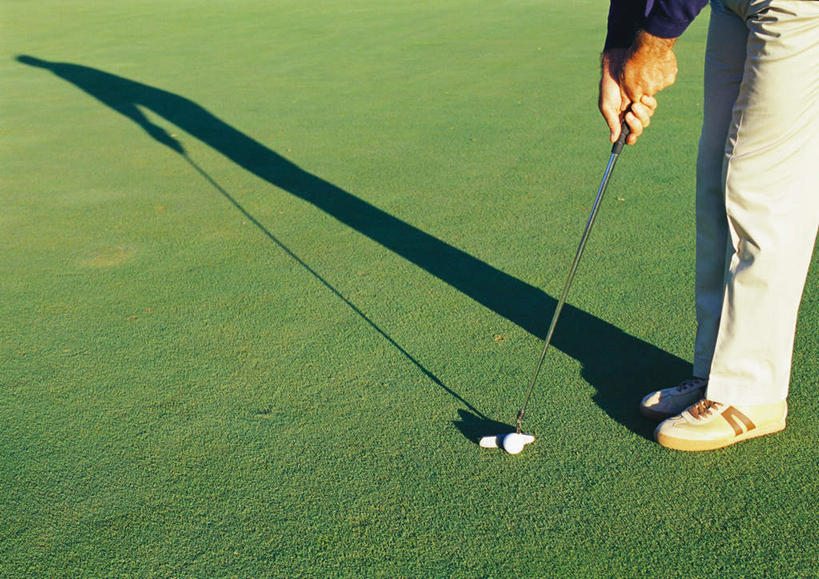 西方人,一个人,站,笑,微笑,露齿笑,横图,俯视,室外,白天,锻炼,旅游,度假,运动,草地,草坪,植物,欧洲,欧洲人,仅一个男性,仅一个人,握,阴影,光线,高尔夫,高尔夫球,影子,球场,拿,拿着,休闲装,娱乐,高尔夫球场,草,蓝色,绿色,蓝天,天空,阳光,天,站着,仅一个老年男性,享受,休闲,休闲服,放松,握着,高尔夫球杆,绿茵场,户外运动,高尔夫运动,高尔夫球具,老年男性,男人,男性,白种人,站立,半身,彩图,高角度拍摄,健身