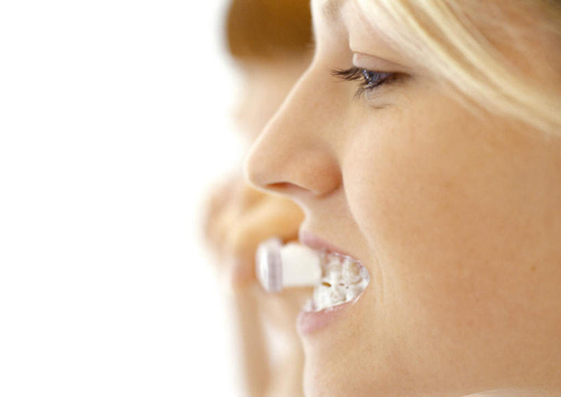 西方人,脸,头,脸颊,头发,一个人,站,横图,室内,特写,白天,白色背景,侧面,卫生间,洗手间,吊带,欧洲,欧洲人,仅一个年轻女性,仅一个女性,仅一个人,握,牙刷,拿,拿着,吊带衫,刷牙,站着,金色,握着,摄影,影棚,年轻女性,女人,女性,白种人,头部,脸部,脸蛋,面部,厕所,站立,半身,彩图,影棚拍摄,拍摄