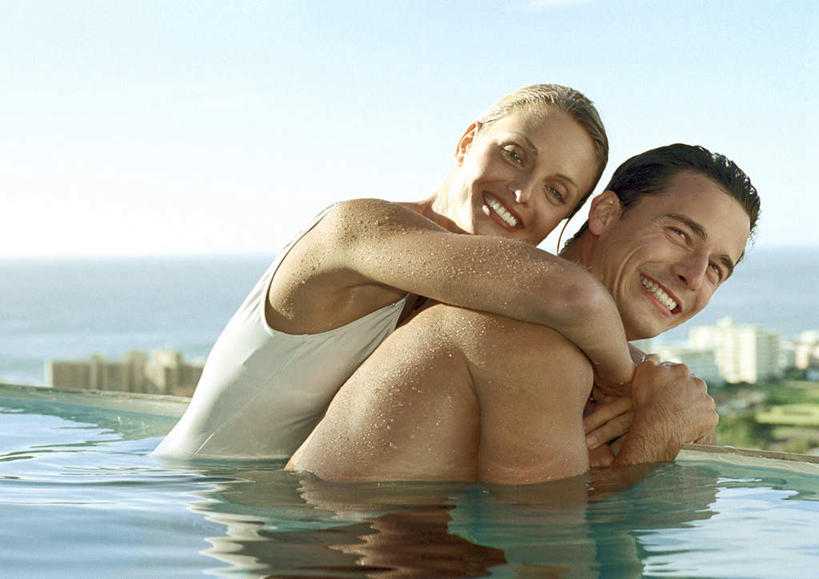 游泳,西方人,背,两个人,夫妻,游泳池,抱,笑,微笑,露齿笑,横图,室外,白天,侧面,泳装,比基尼,爱情,锻炼,运动,水,帽子,欧洲,欧洲人,阴影,泳帽,漂浮,光线,眼镜,影子,泳镜,水池,水面,浪漫,泳池,蓝色,蓝天,天空,阳光,游泳眼镜,天,恩爱,恋人,抱着,游动,波光粼粼,游泳馆,搂着,体育,男人,男性,年轻男性,年轻女性,女人,女性,白种人,情侣,搂,半身,彩图,三点式,泳衣,健身,伴侣