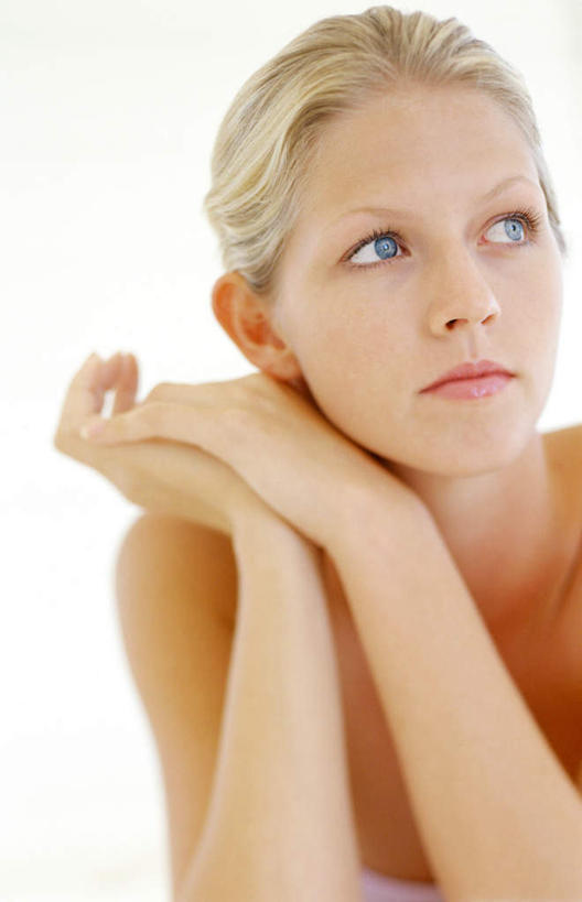 西方人,一个人,坐,竖图,室内,特写,白天,白色背景,正面,吊带,欧洲,欧洲人,仅一个年轻女性,仅一个女性,仅一个人,撑,托腮,注视,吊带衫,看,托,摄影,影棚,关注,托下巴,年轻女性,女人,女性,白种人,坐着,半身,彩图,影棚拍摄,拍摄