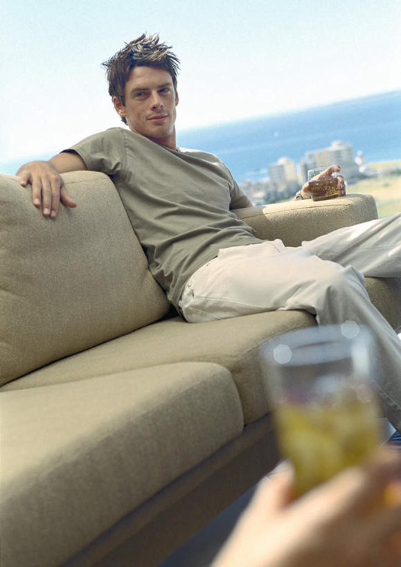 西方人,两个人,夫妻,客厅,坐,笑,打电话,微笑,露齿笑,竖图,室内,白天,正面,爱情,山,茶,窗户,沙发,杯子,电话,手机,欧洲,欧洲人,阴影,光线,影子,山峰,山峦,浪漫,通讯设备,玻璃窗,玻璃制品,饮料,阳光,水杯,恩爱,恋人,起居室,布艺沙发,交流,男人,男性,年轻男性,年轻女性,女人,女性,白种人,情侣,玻璃杯,茶杯,沟通,通话,坐着,半身,彩图,伴侣