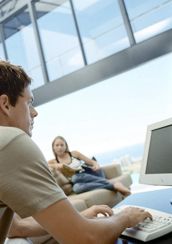 西方人,两个人,夫妻,客厅,坐,笑,微笑,露齿笑,竖图,室内,白天,正面,爱情,阅读,电脑,显示器,鼠标,键盘,山,窗户,沙发,杂志,欧洲,欧洲人,敲打,学习,阴影,光线,网络,手表,影子,山峰,山峦,浪漫,输入,输入设备,通讯设备,玻璃窗,阳光,打字,看,表,台式电脑,恩爱,读书,浏览,恋人,点击,敲击,腕表,起居室,通信设备,布艺沙发,输出设备,按键,男人,男性,年轻男性,年轻女性,女人,女性,白种人,情侣,坐着,半身,彩图,伴侣