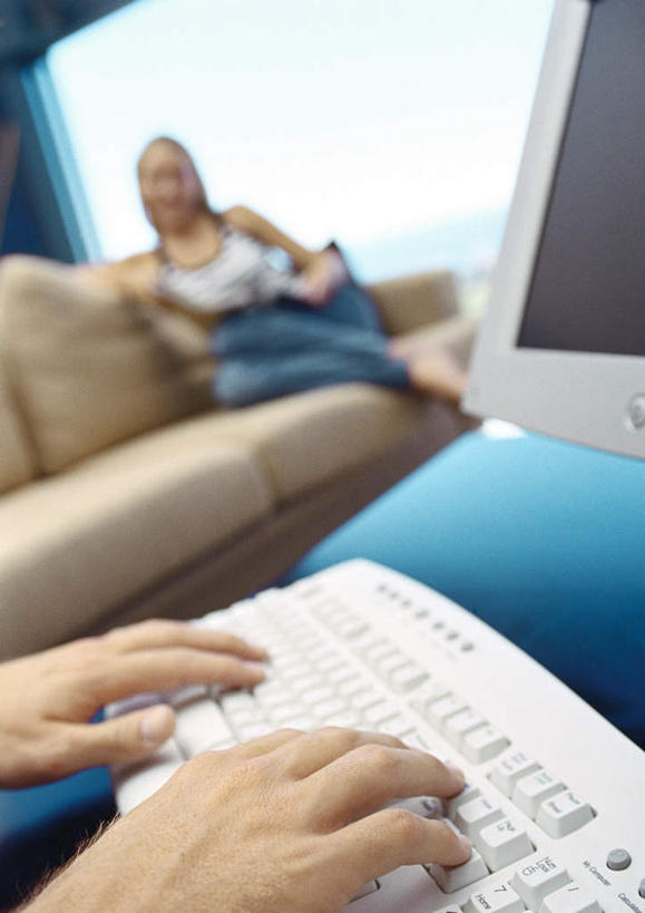 西方人,两个人,夫妻,客厅,坐,笑,微笑,露齿笑,竖图,室内,白天,正面,爱情,阅读,电脑,显示器,鼠标,键盘,山,窗户,沙发,杂志,欧洲,欧洲人,敲打,学习,阴影,朦胧,模糊,光线,网络,手表,影子,山峰,山峦,浪漫,输入,输入设备,通讯设备,玻璃窗,阳光,打字,看,表,台式电脑,恩爱,读书,浏览,恋人,点击,敲击,腕表,起居室,通信设备,布艺沙发,输出设备,按键,男人,男性,年轻男性,年轻女性,女人,女性,白种人,情侣,坐着,半身,彩图,伴侣