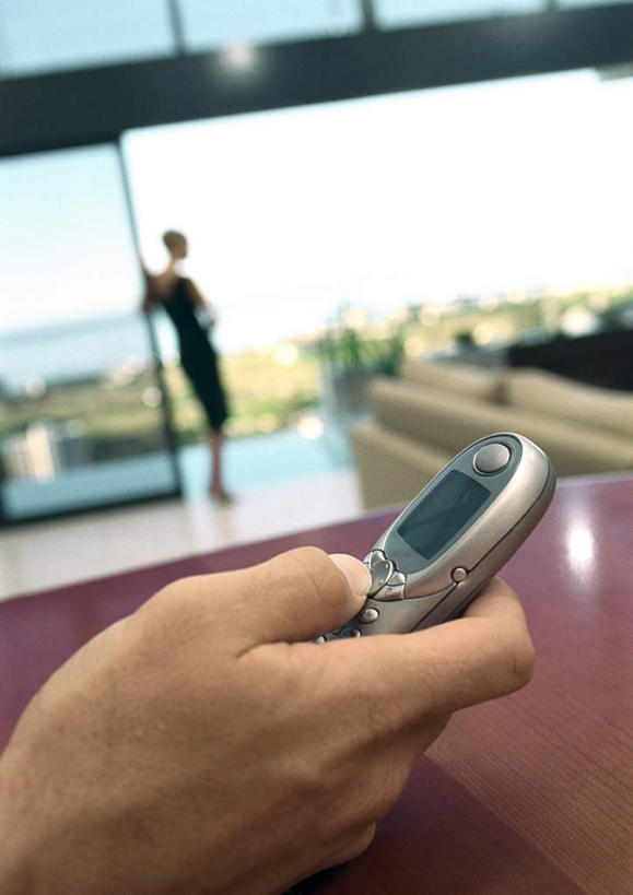 西方人,两个人,夫妻,客厅,站,坐,打电话,竖图,室内,白天,正面,爱情,山,窗户,沙发,电话,手机,欧洲,欧洲人,阴影,朦胧,模糊,光线,影子,山峰,山峦,浪漫,通讯设备,玻璃窗,阳光,站着,恩爱,恋人,起居室,布艺沙发,交流,男人,男性,年轻男性,年轻女性,女人,女性,白种人,情侣,沟通,通话,站立,坐着,半身,彩图,伴侣